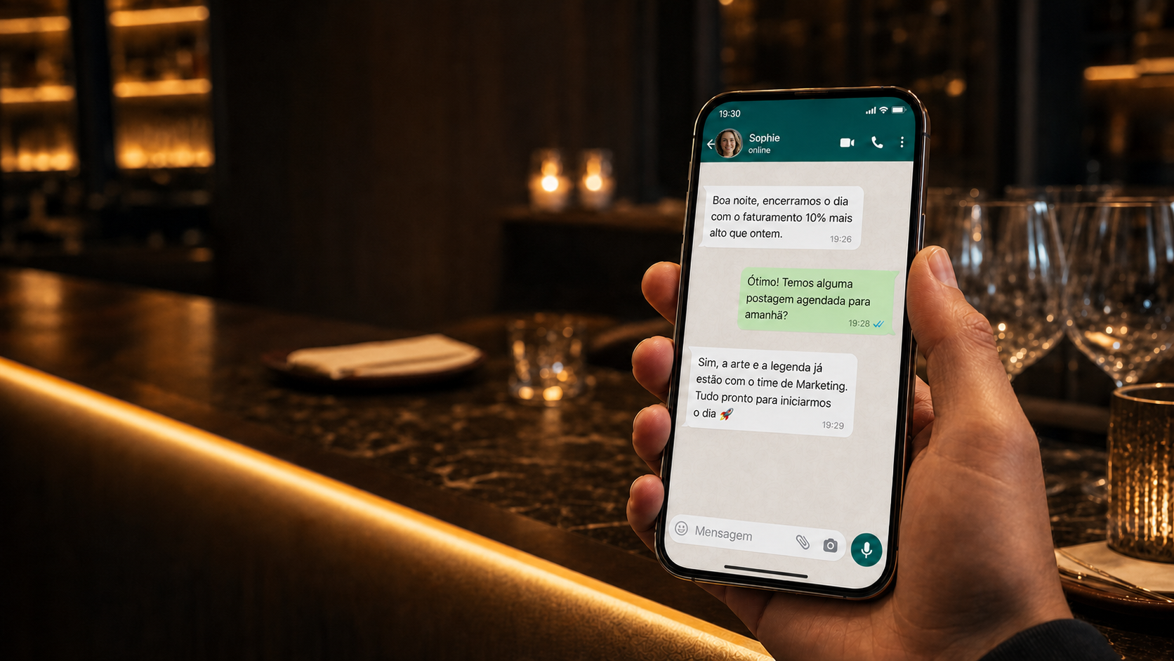 Celular com uma conversa da Sophie em um restaurante